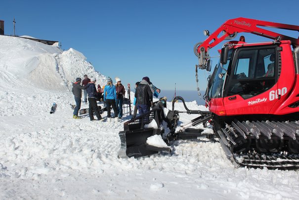 Pistenraupe am Gipfel